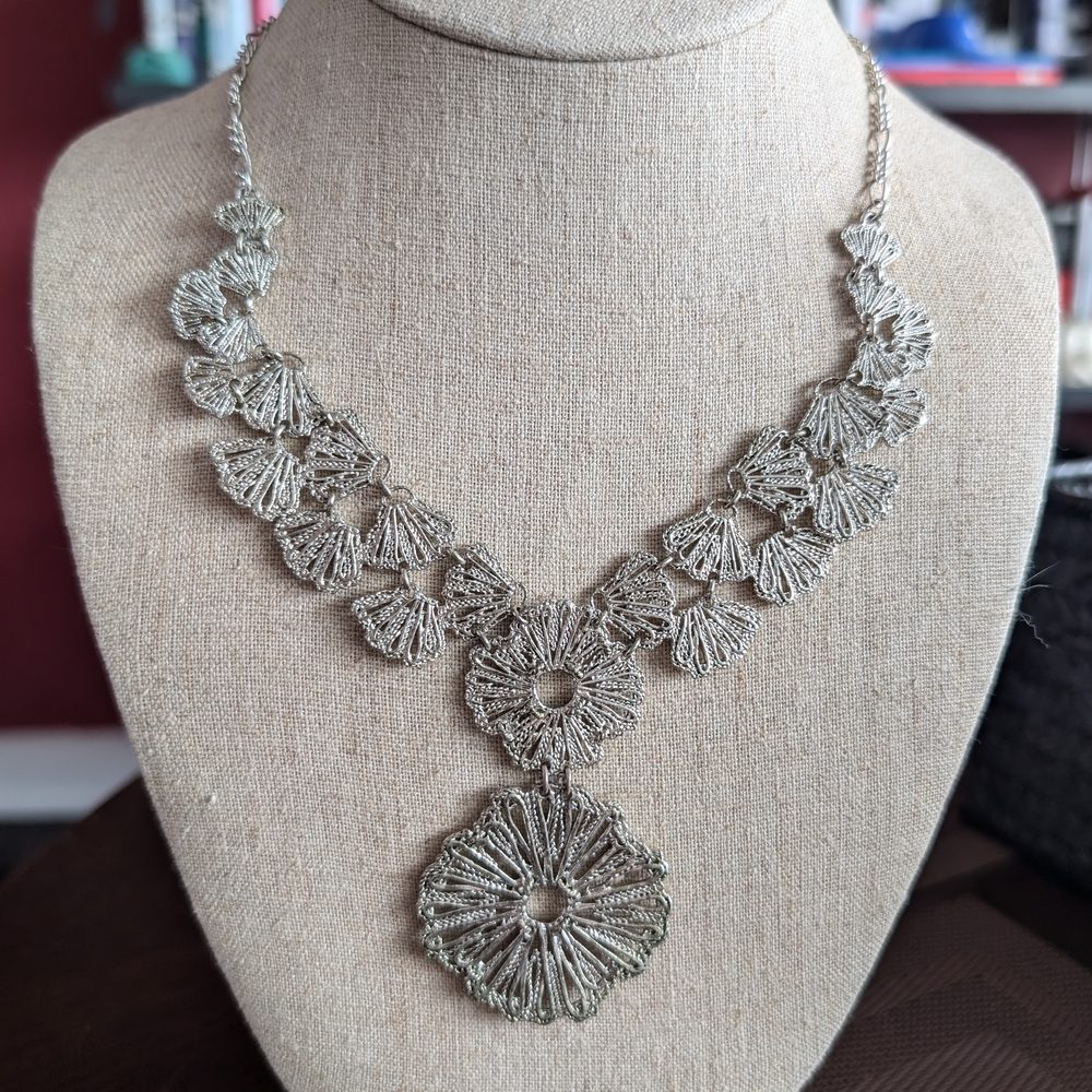 Stella & Dot Geneve Lace Pendant Necklace